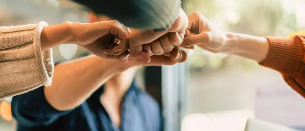 Teamwork im Agenturumfeld – Symbolbild für erfolgreiche Zusammenarbeit mit der besten WordPress Agentur