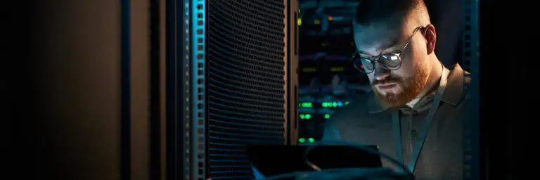Techniker bei der WordPress Wartung im Serverraum, Fokus auf Sicherheit und Systemstabilität