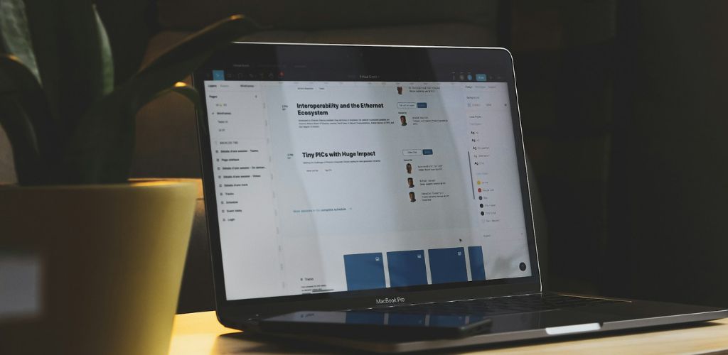 Laptop mit Content-Management-System joomla vs wordpress