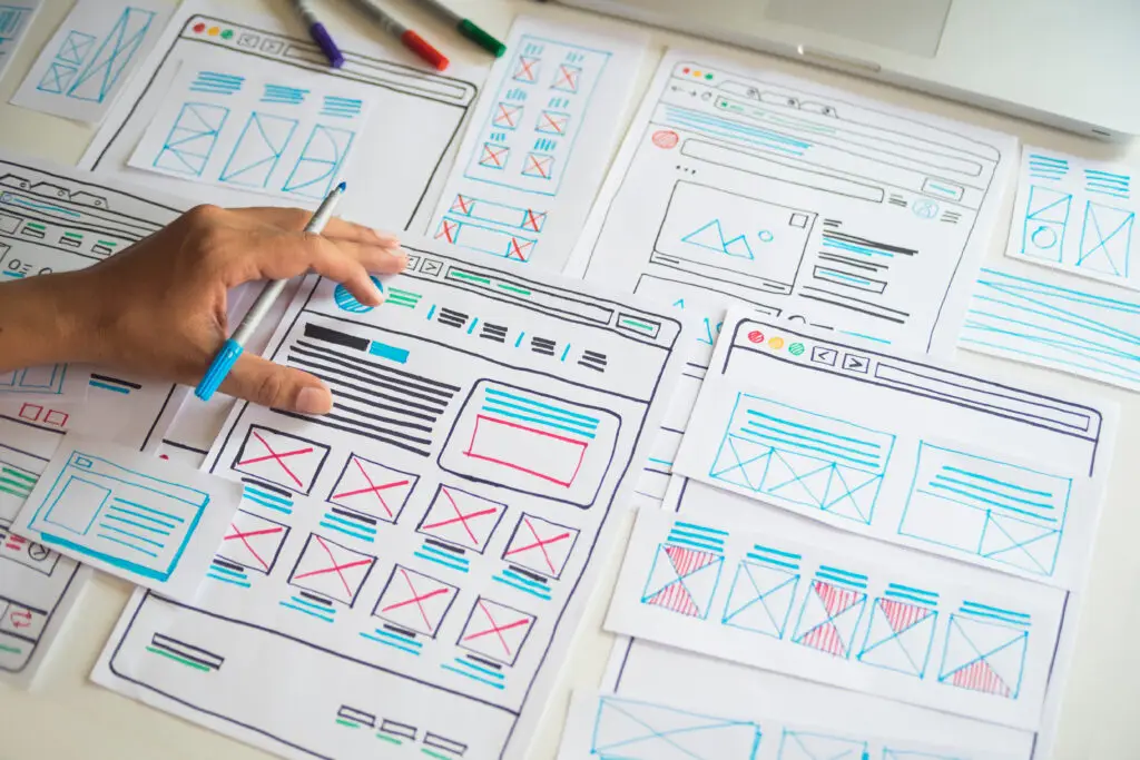 Skizzen verschiedener Website-Layouts bei der Planung einer Homepage, inklusive Wireframes und Startseiten-Designs