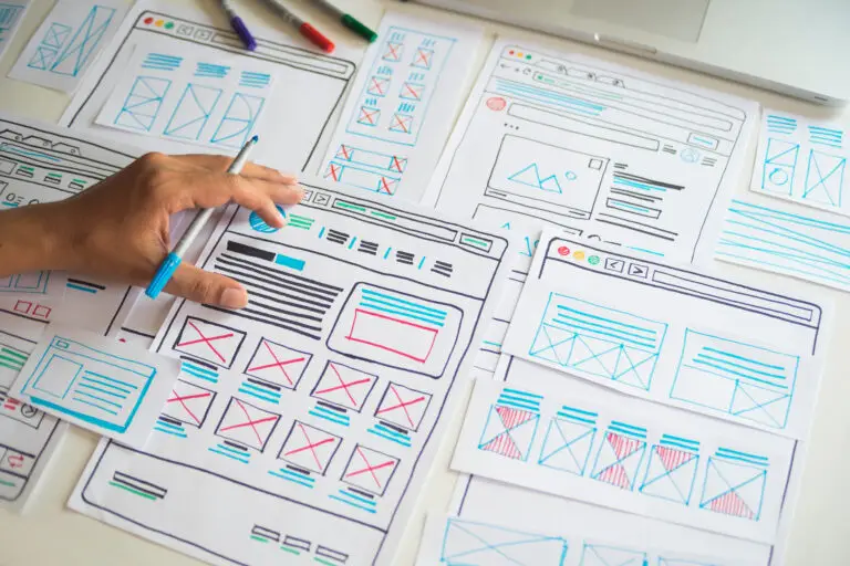 Skizzen verschiedener Website-Layouts bei der Planung einer Homepage, inklusive Wireframes und Startseiten-Designs
