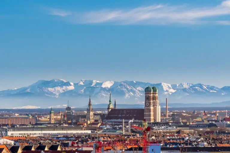 Panoramablick auf München mit Alpen im Hintergrund – Standortvorteil einer WordPress Agentur München sichtbar im Herzen der Stadt.