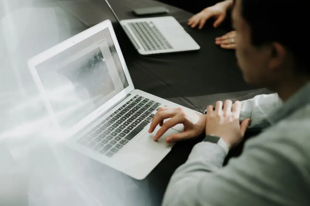 Frau bearbeitet WordPress Header am Laptop