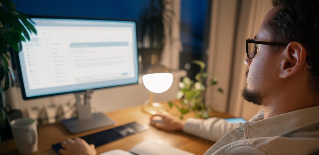 Person, die Wartungsarbeiten an einer WordPress-Website im Offline-Modus durchführt, um Sicherheit und eine kontrollierte Umgebung zu gewährleisten WordPress Seite offlinestellen