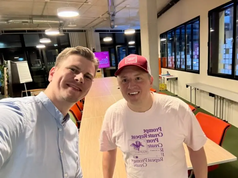 Hendrik und Nikolai vor ihren Vorträgen beim Elementor Meetup München 2025 im WERK1, gemeinsam in einem Konferenzraum.