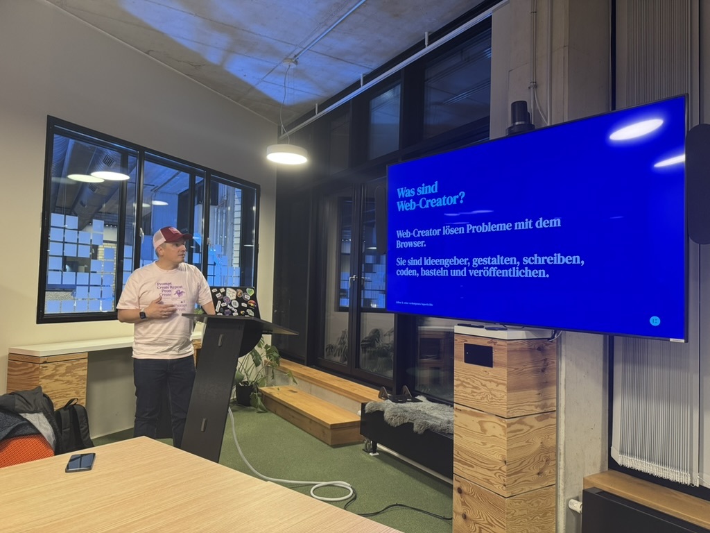 Nikolai spricht beim Elementor Meetup München 2025 im WERK1 und zeigt eine Präsentationsfolie mit dem Titel „Was sind Web-Creator?“.