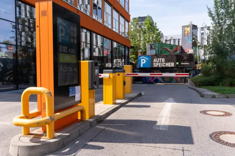 Einfahrt zum Parkhaus der Parkwerk GmbH im Werksviertel München mit Anzeige freier Stellplätze und moderner Schrankenanlage