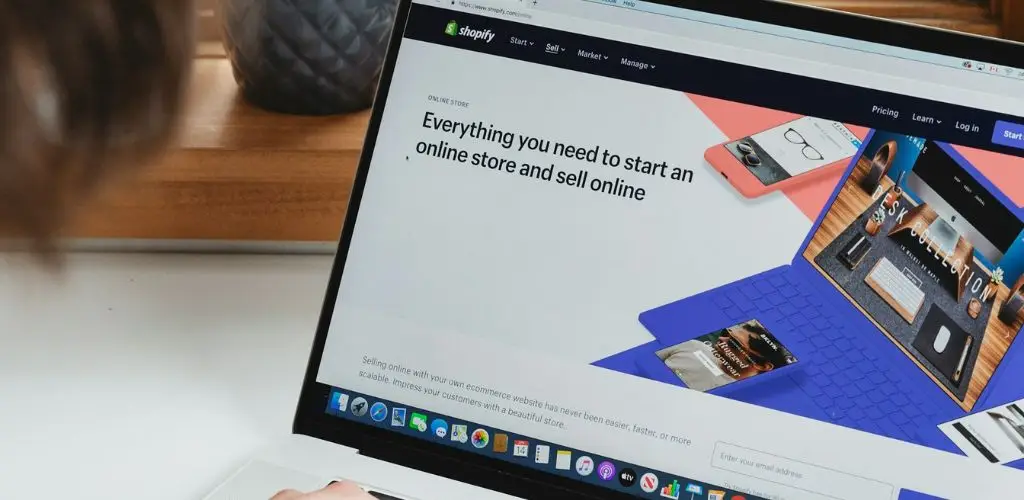 Person, die ihren Online-Shop mit Shopify einrichtet Shopify vs Woocommerce