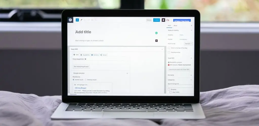 Laptop mit WordPress-Editor und installiertem SEO-Plugin wordpress SEO tools
