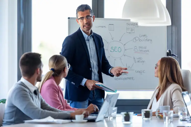 SEO-Beratung im Teammeeting mit Whiteboard zu Strategie, Content und Webdesign