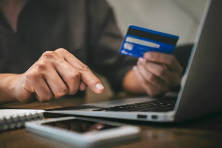 Kunde bezahlt im WooCommerce Checkout mit Kreditkarte am Laptop