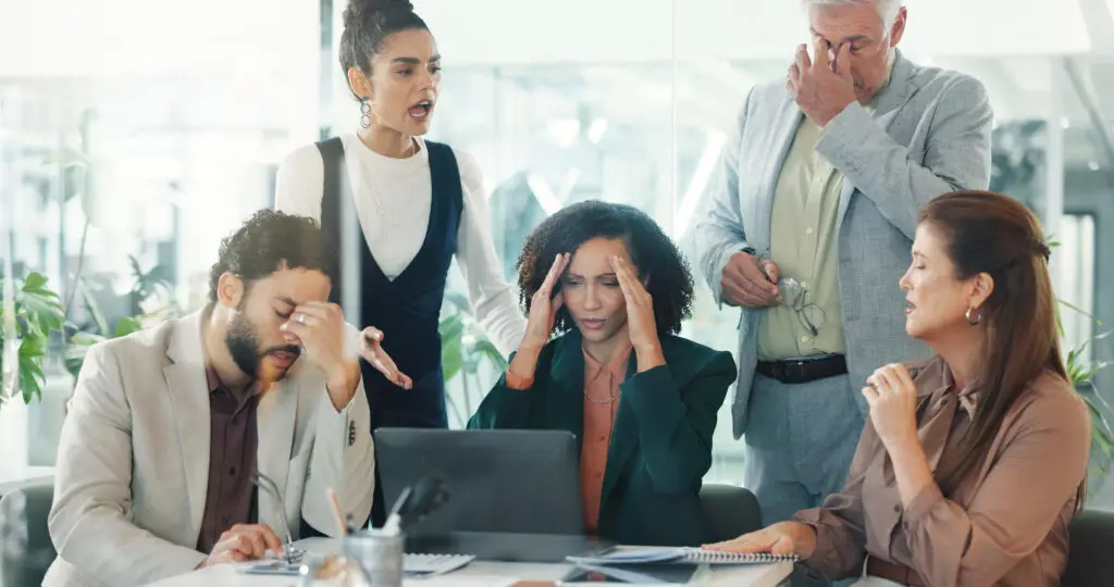 Gestresstes Team bei technischen Problemen mit einer Website und WordPress Support