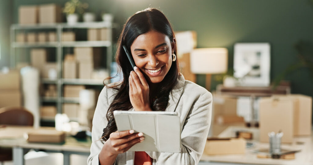 Unternehmerin arbeitet mit Tablet und Smartphone im Onlinehandel
