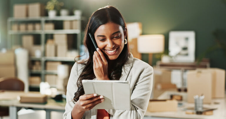 Unternehmerin arbeitet mit Tablet und Smartphone im Onlinehandel